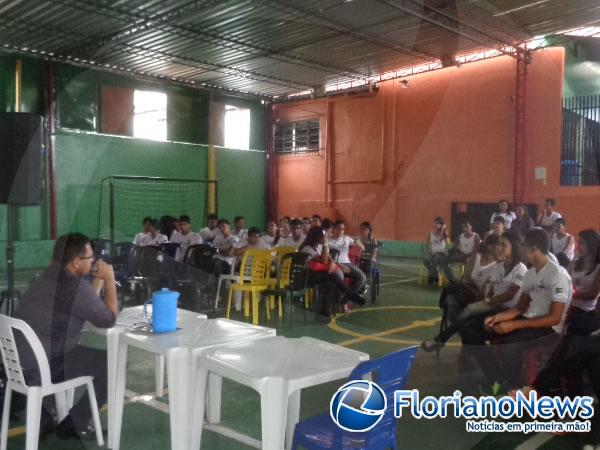 Redu&ccedil;&atilde;o da maioridade penal &eacute; tema de debate na Escola Pequeno Pr&iacute;ncipe.(Imagem:FlorianoNews)