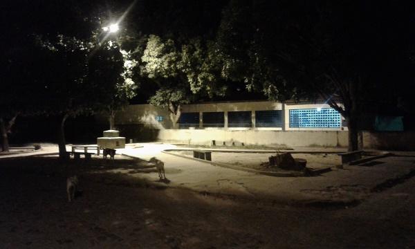 Estudante tem o celular tomado de assalto na praça da Caixa dágua