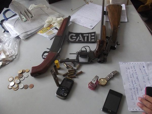 Quadrilha invade residência e faz 11 reféns; 2 foram presos