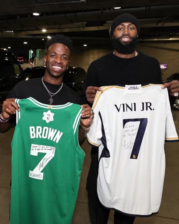 Vini Jr. e Jalen Brown trocam camisas ap&oacute;s jogo da NBA.(Imagem: Reprodu&ccedil;&atilde;o/ Twitter)
