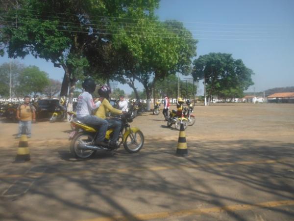 Encerrada capacita&ccedil;&atilde;o para mototaxistas de Floriano.(Imagem:FlorianoNews)