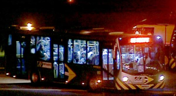 Passageiros do Boeing foram retirados para procedimentos de seguran&ccedil;a. (Imagem:Reprodu&ccedil;&atilde;o/TV Globo)
