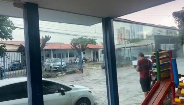 Chuva com ventos fortes deixa ruas alagadas e derruba árvores em Teresina