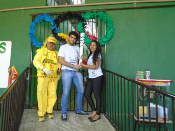 Alunos da Escola Pequeno Pr&iacute;ncipe recebem visita da tocha ol&iacute;mpica.(Imagem:FlorianoNews)