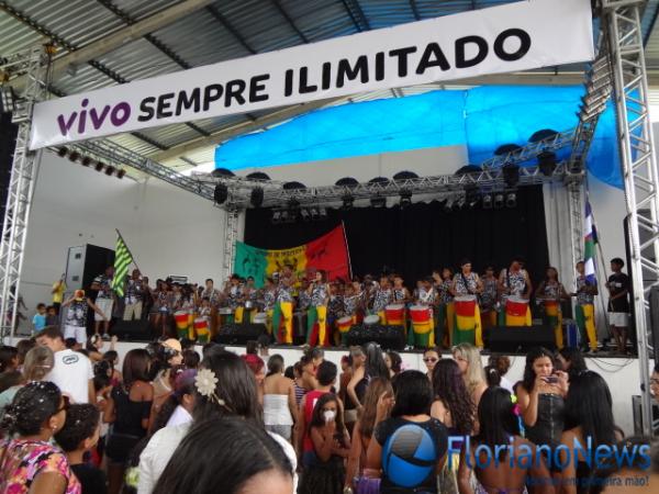 Matin&ecirc; de carnaval re&uacute;ne centenas de foli&otilde;es no CEC. (Imagem:FlorianoNews)