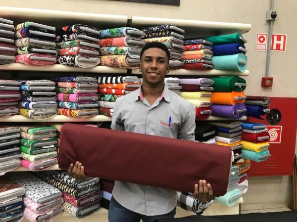 Douglas, colaborador do setor de tecidos do Armaz&eacute;m Para&iacute;ba(Imagem:FlorianoNews)