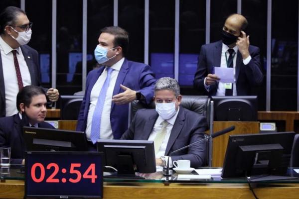 Câmara desiste de votar PEC dos Precatórios após debate e quórum baixo