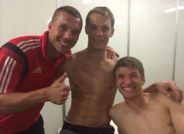 Podolski com Muller e Neuer, no vesti&aacute;rio do Maracan&atilde;.(Imagem:Reprodu&ccedil;&atilde;o Instagram)
