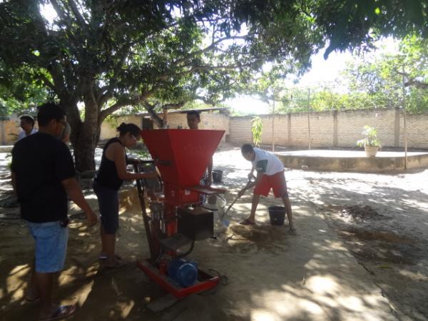 Curso ensina a fabrica&ccedil;&atilde;o de Tijolos Ecol&oacute;gicos.(Imagem:FlorianoNews)