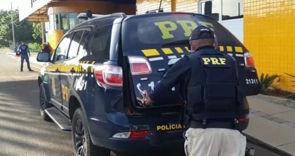 PRF cumpre mandado de prisão na BR 230 em Floriano e prende homem acusado de roubo