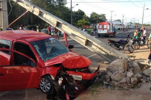 Homem morre e outro fica ferido ap&oacute;s colis&atilde;o.(Imagem:180graus)