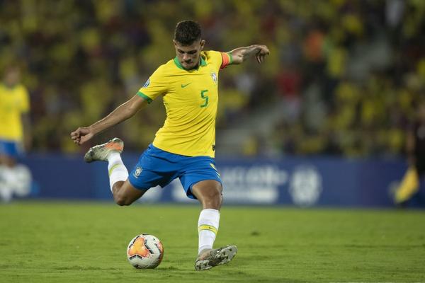 Bruno Guimarães é convocado para substituir Casemiro em jogos da Seleção nas Eliminatórias