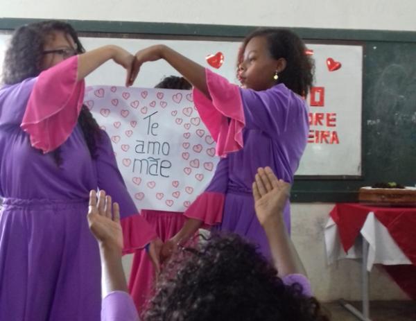 Escola Municipal Padre Pedro Oliveira homenageia m&atilde;es em reuni&atilde;o.(Imagem:Deylange Oliveira)
