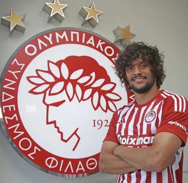 Gustavo Scarpa atualmente est&aacute; no Olympiacos.(Imagem:Divulga&ccedil;&atilde;o / Olympiacos)