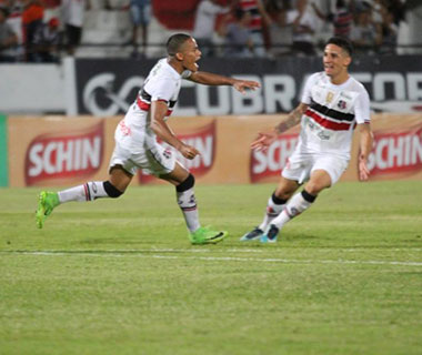 De virada, Santa Cruz vence CRB e agora é líder na Copa do Nordeste