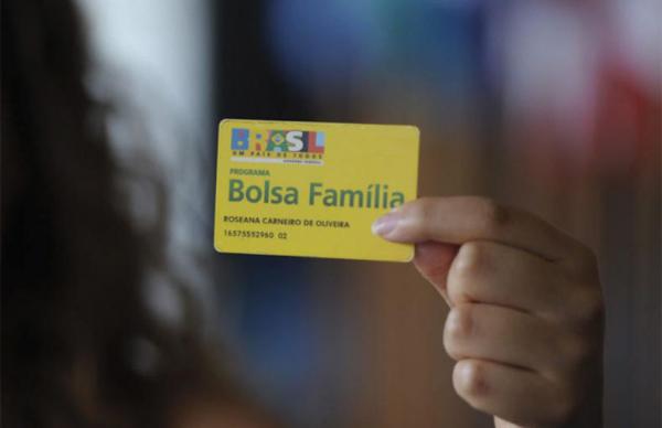 Novo Bolsa Família zera lista de espera, mas fila deve voltar em 2022
