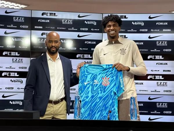 Hugo Souza recebe a camisa 1 do Corinthians e diz que aprendeu com erros: "Pronto para o desafio"