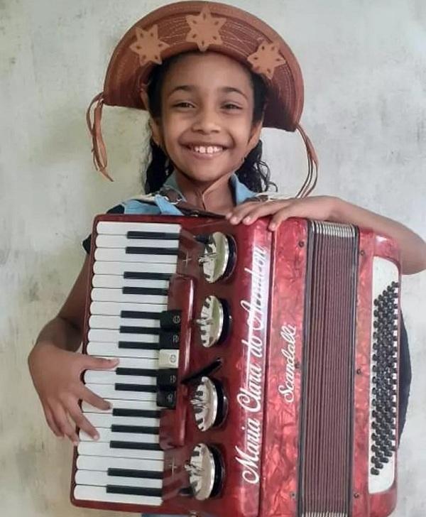 Menina aprende a tocar sanfona aos 6 anos inspirada em Luiz Gonzaga e incentivada pelo pai, no Piauí