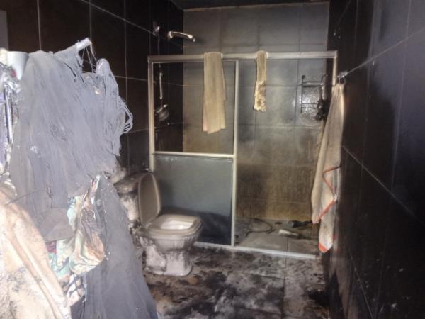 Inc&ecirc;ndio destr&oacute;i quarto de uma casa em Floriano.(Imagem:FlorianoNews)