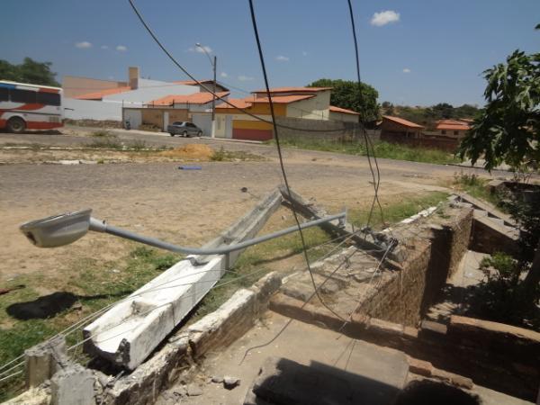 Caminh&atilde;o provoca incidente no bairro Tiber&atilde;o.(Imagem:FlorianoNews)