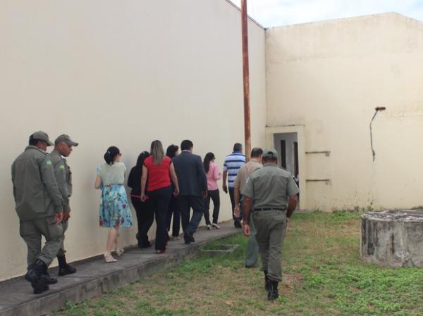 Juiz e agentes da Delegacia do Menor Infrator visitaram as depend&ecirc;ncia do CEM.(Imagem: Gilcilene Ara&uacute;jo/G1)