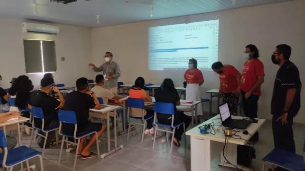  Manifestantes passaram nas salas de aula explicando demandas.(Imagem: Divulga&ccedil;&atilde;o/ADCESP )