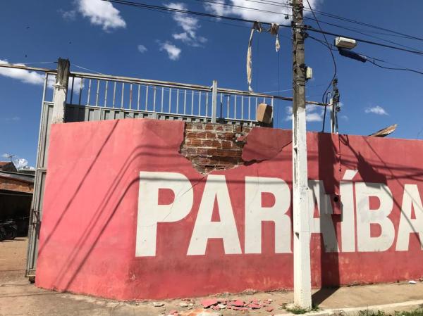 Forte ventania causou danos ao Armazém Paraíba de Floriano