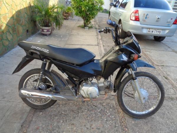 Motocicleta é abandonada durante abordagem policial em Floriano