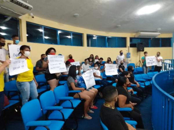Comerciantes protestam na C&acirc;mara Municipal contra o decreto municipal(Imagem:FlorianoNews)