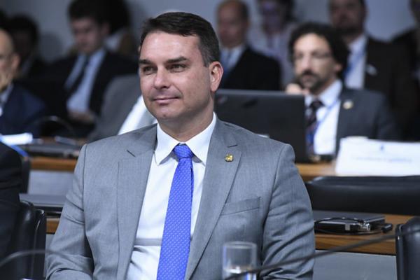 STJ anula decisões sobre "rachadinhas" envolvendo o senador Flávio Bolsonaro