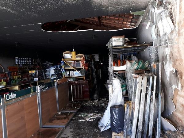 Bombeiros combatem inc&ecirc;ndio em loja de material de constru&ccedil;&atilde;o em Floriano.(Imagem:Jc24horas)