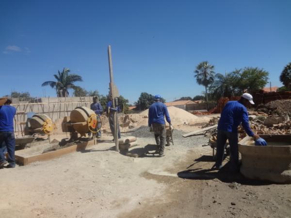 Prefeito Joel Rodrigues visitou obras da Policl&iacute;nica de Floriano.(Imagem:FlorianoNews)
