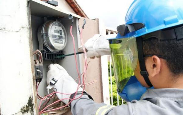 Operação descobre furto de energia em condomínio de luxo na capital