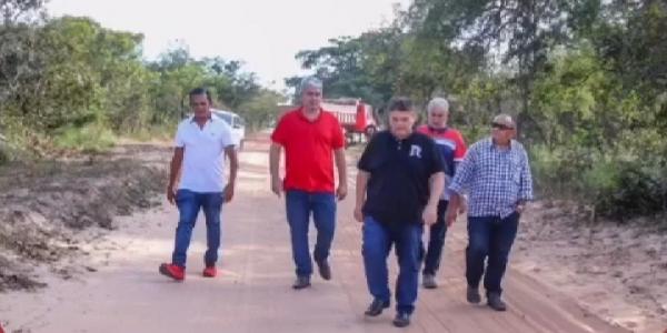 Maur&iacute;cio Bezerra acompanha deputado em visita &agrave;s obras de recupera&ccedil;&atilde;o de estradas(Imagem:Reprodu&ccedil;&atilde;o)