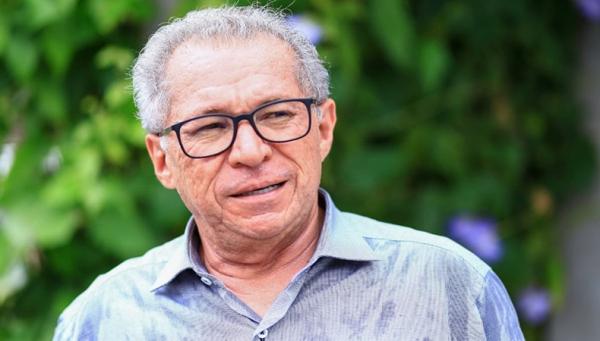 Parecer de Assis Carvalho suspende reajuste de preços de remédios e de planos de