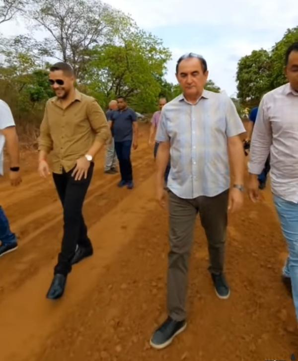 Prefeito Antônio Reis visita obra de recuperação da estrada que dá acesso ao Distrito Amolar