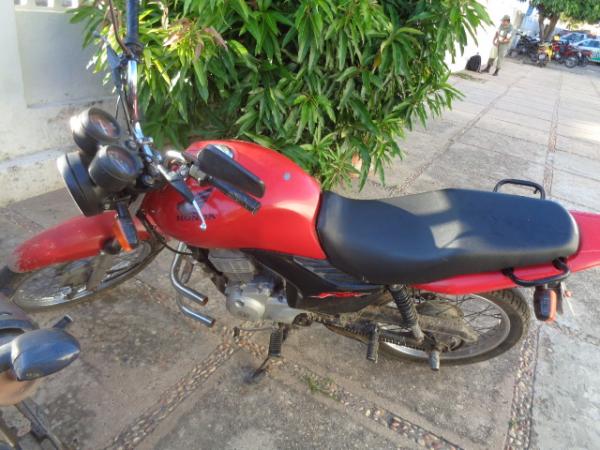 Polícia Militar recupera moto furtada; Três menores foram apreendidos