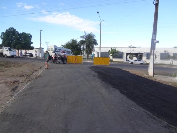 Rua Fernando Marques recebe pavimentação asfáltica