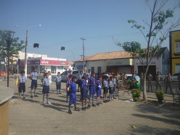 Hasteamento de bandeiras assinala abertura da Semana da P&aacute;tria em Floriano.(Imagem:FlorianoNews)