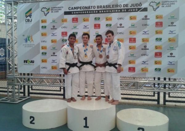 &Agrave; esquerda, Fabr&iacute;cio foi o &uacute;nico judoca piauiense a subir no p&oacute;dio em Fortaleza, Cear&aacute;.(Imagem:Arquivo pessoal/facebook)