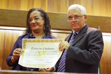 Sessão especial comemora Dia de Combate à Homofobia com entrega de título