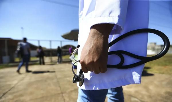 Médicos chegam ao local de prova para a segunda etapa do Exame Nacional de Revalidação de Diplomas Médicos Expedidos por Instituição de Educação Superior Estrangeira (Revalida).(Imagem:MARCELO CAMARGO/AGÊNCIA BRASIL)
