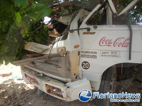 Cabine de caminh&atilde;o destrava e provoca acidente na Av. Dirceu Arcoverde.(Imagem:FlorianoNews)