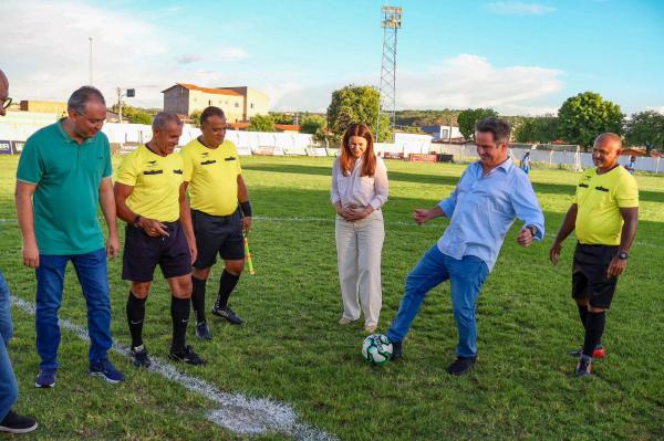Ciro prestigia jogo de futebol no aniversário de Oeiras e destaca investimentos(Imagem:Ascom)
