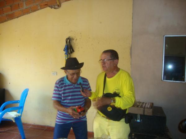 Entregando Presentes(Imagem:reda&ccedil;ao)