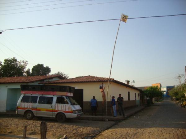 hasteamento do mastro de Santa Teresinha - bairro Bosque Santa Teresinha(Imagem:reda&ccedil;&atilde;o)
