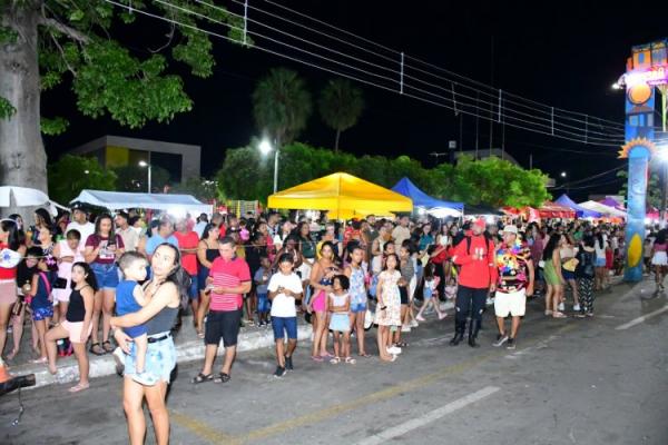 Desfile das Escolas de Samba encanta público na Avenida Getúlio Vargas.(Imagem:Secom)