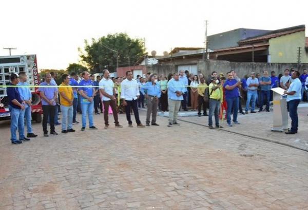 Vereadores participam de entrega das obras de pavimenta&ccedil;&atilde;o poli&eacute;drica no bairro S&atilde;o Crist&oacute;v&atilde;o.(Imagem:CMF)