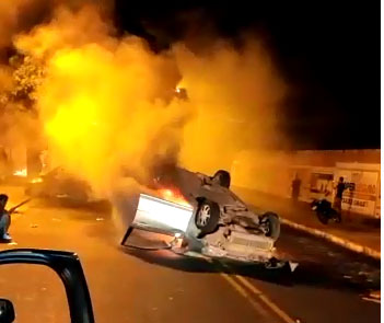Carro capota e pega fogo após bater em outro veículo na zona Leste