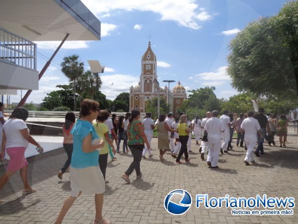 Fi&eacute;is participaram da Prociss&atilde;o do Senhor Ressuscitado em Floriano.(Imagem:FlorianoNews)